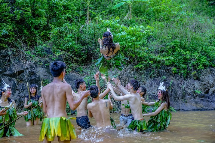 Hoc sinh Muong La mac vay la len rung chup anh ky yeu-Hinh-8